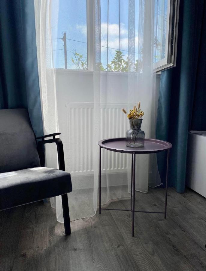 Express Inn Pʼotʼi Exteriör bild