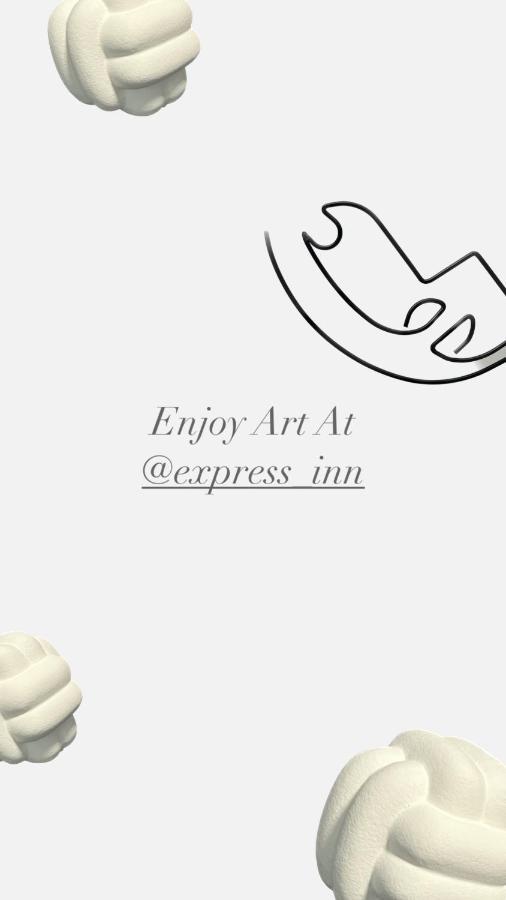 Express Inn Pʼotʼi Exteriör bild