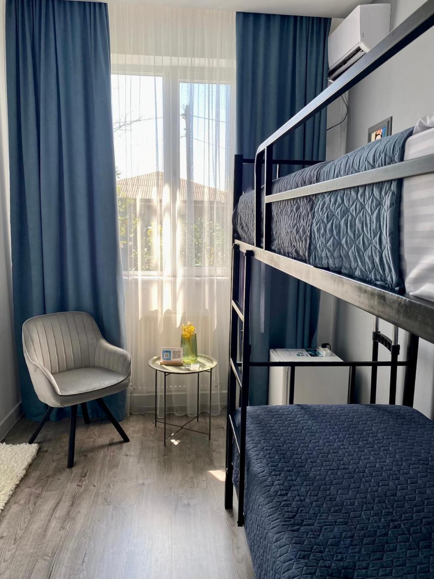 Express Inn Pʼotʼi Exteriör bild