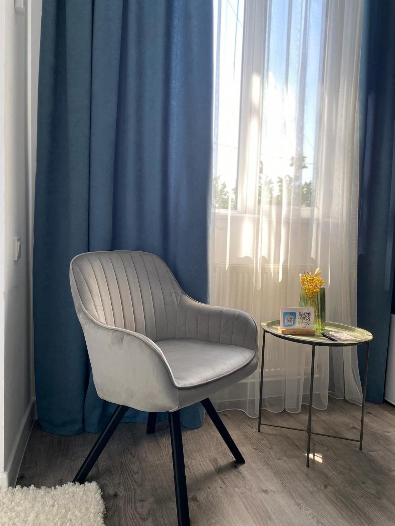 Express Inn Pʼotʼi Exteriör bild