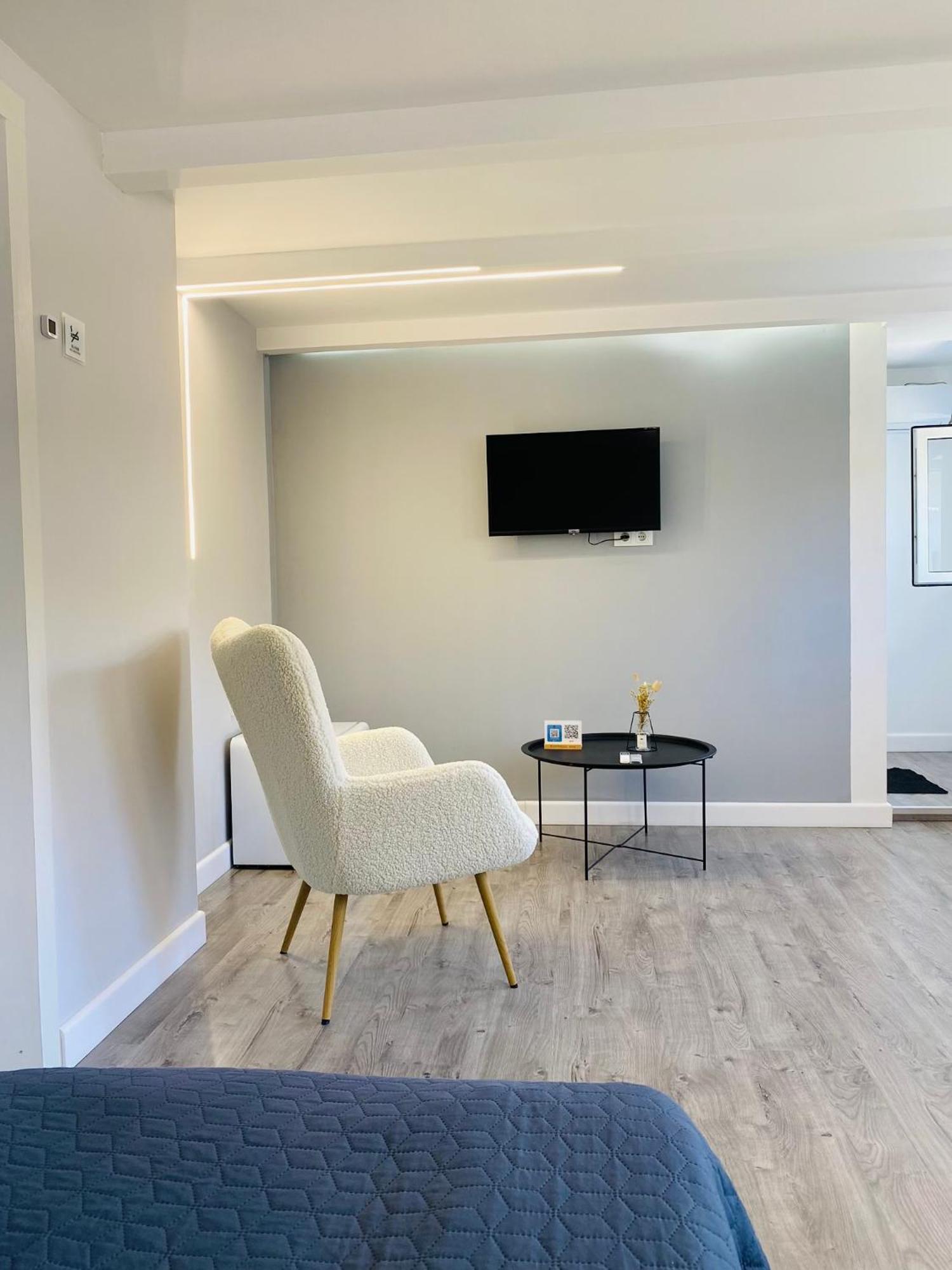 Express Inn Pʼotʼi Exteriör bild