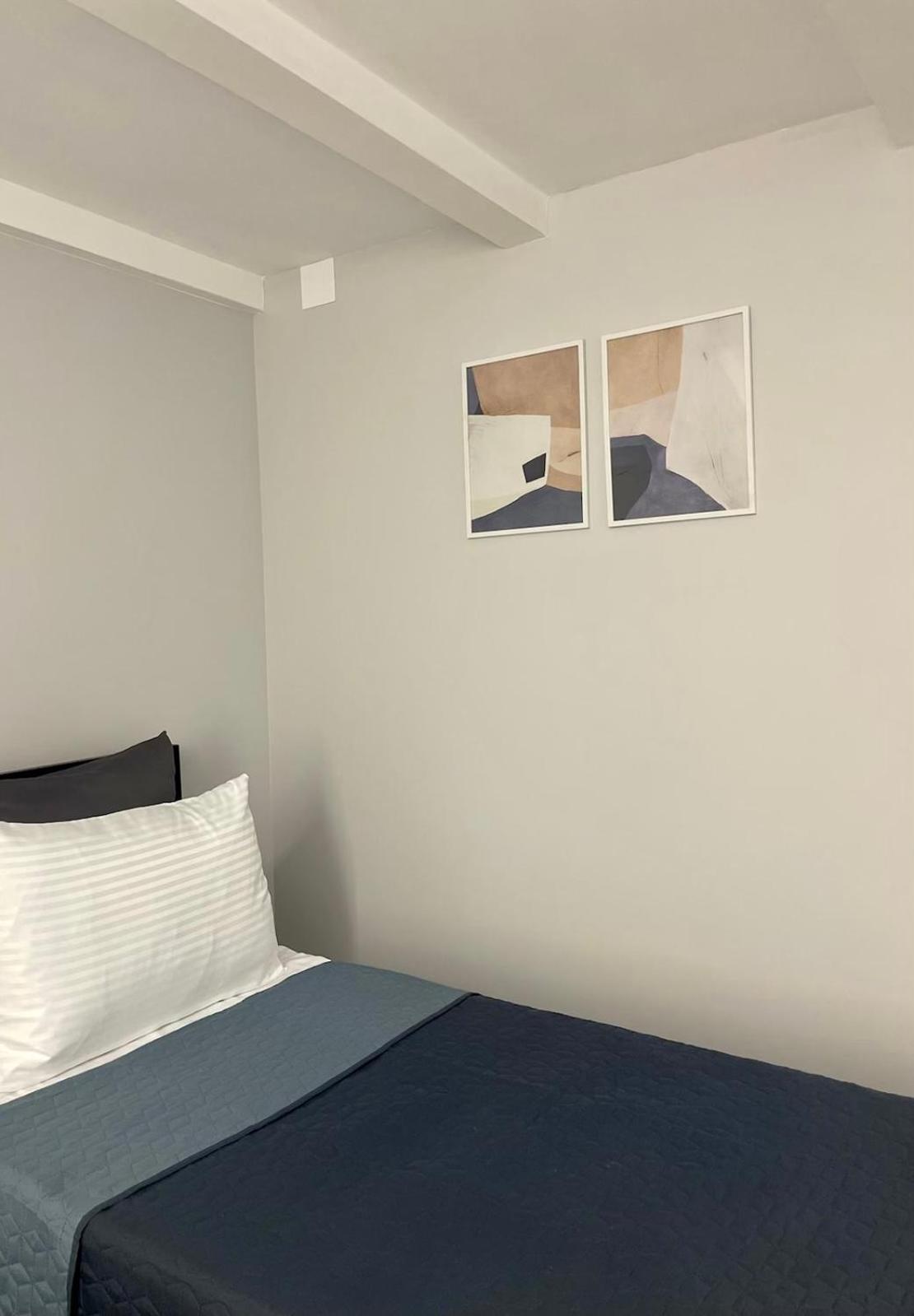 Express Inn Pʼotʼi Exteriör bild
