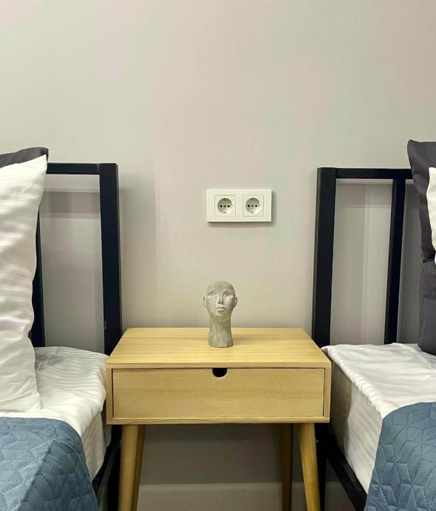 Express Inn Pʼotʼi Exteriör bild