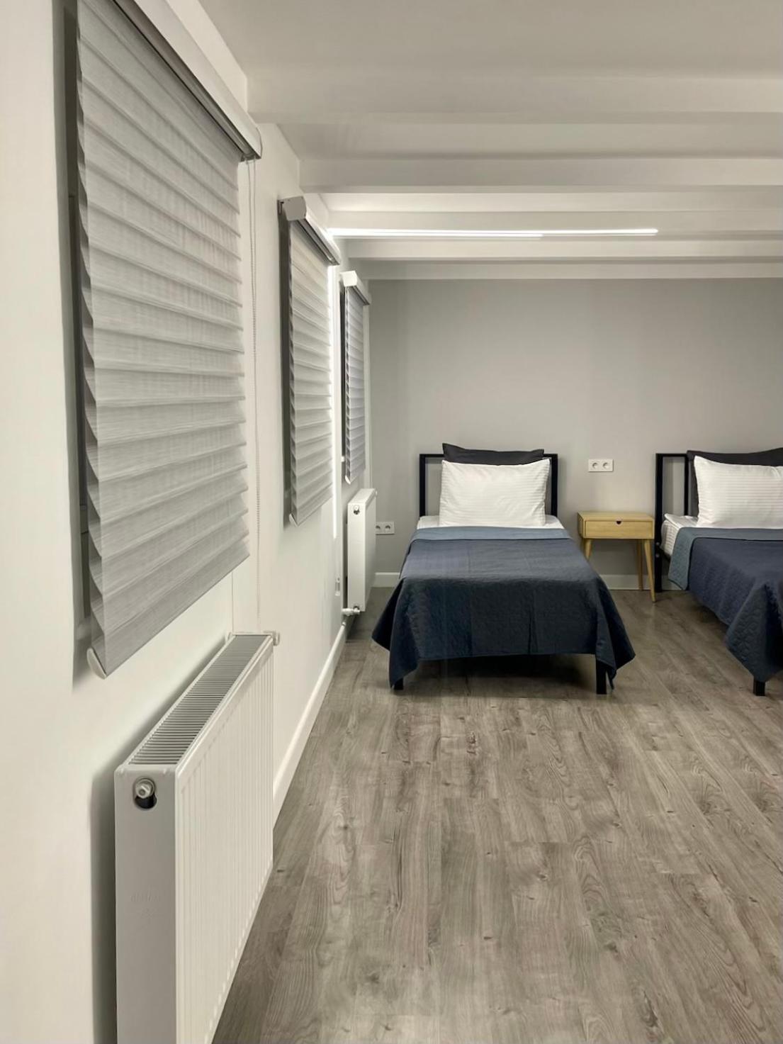Express Inn Pʼotʼi Exteriör bild
