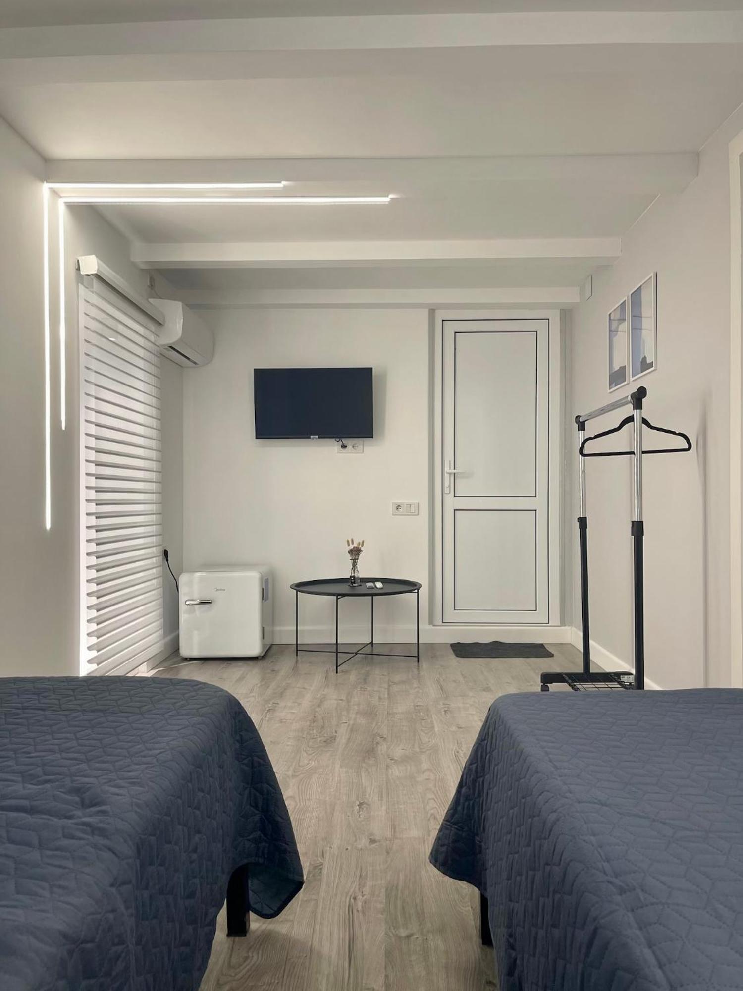 Express Inn Pʼotʼi Exteriör bild