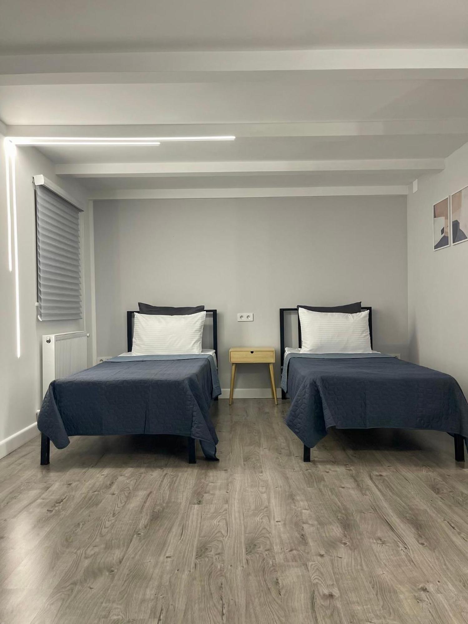 Express Inn Pʼotʼi Exteriör bild
